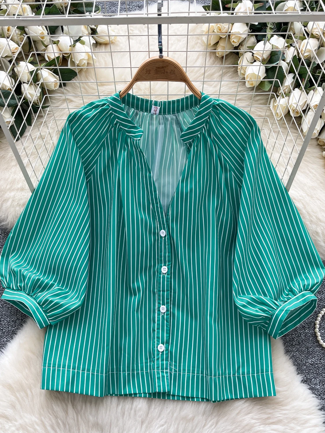 قميص مخطط أنيق برقبة على شكل حرف v وأكمام واسعة للنساء صيفي عصري غير رسمي فضفاض على الطراز الكوري وأكمام طويلة للتنقل