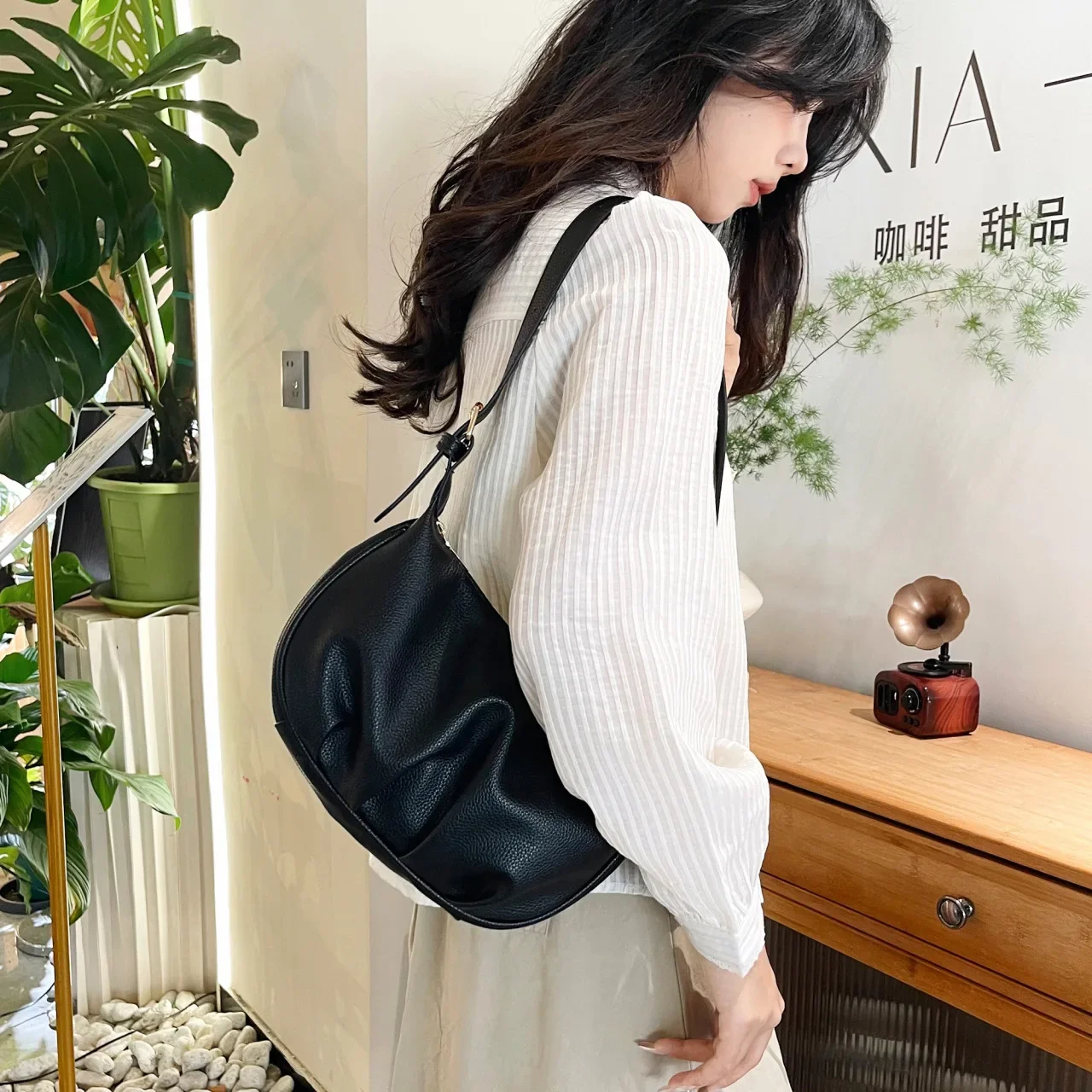 حقيبة هوبو سوداء لعام 2025 للنساء، حقيبة كتف تحت الإبط من حبوب الليتشي، محفظة كروس متعددة الاستخدامات، أنيقة جدًا وبسيطة #1