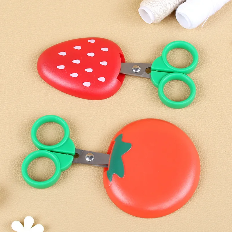 1 قطعة مقص الفاكهة الصغيرة مع ملصق مغناطيسي مغناطيس الثلاجة الجزرة الفراولة الموز لطيف مقص صغير آمن