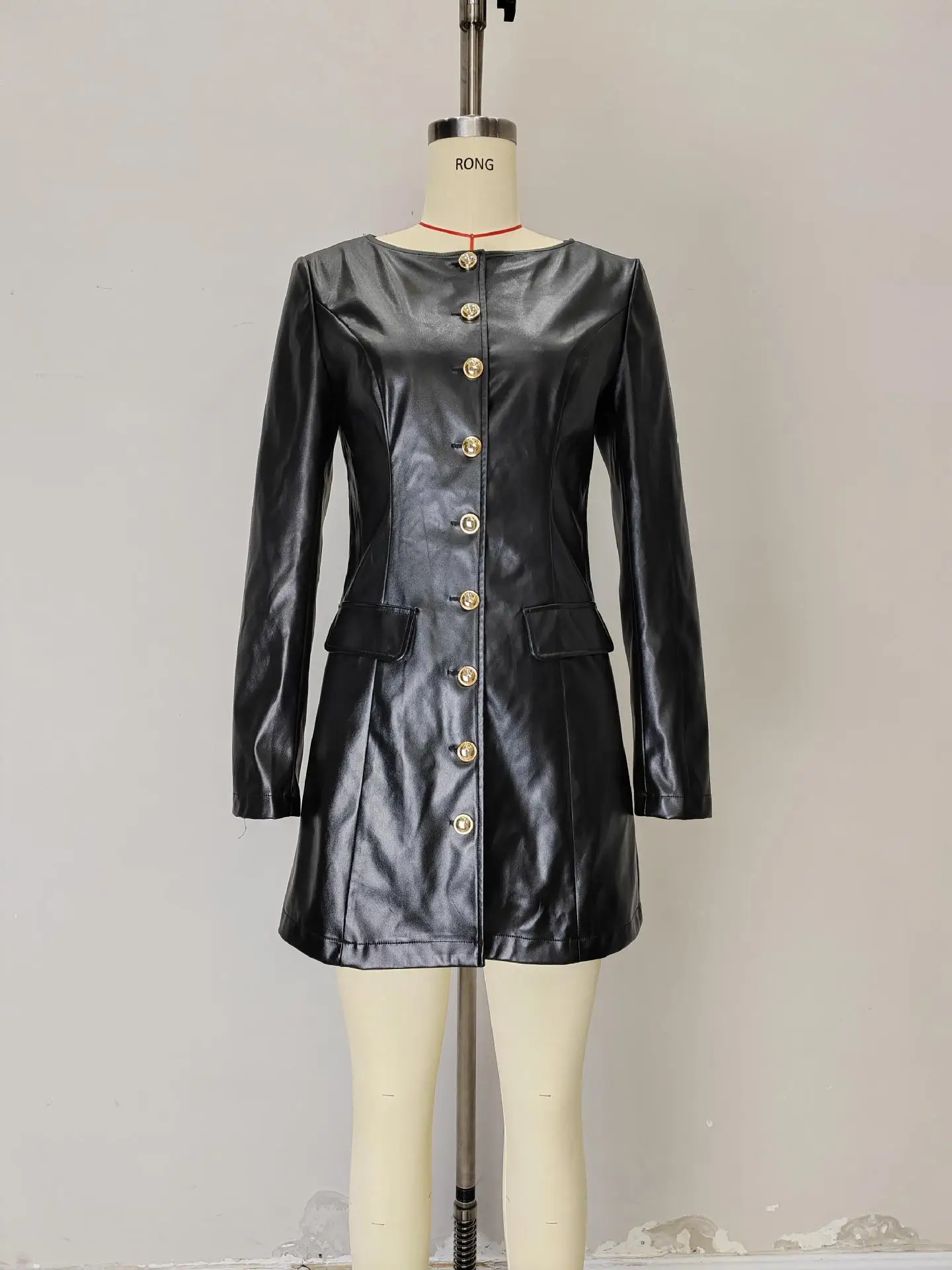 エレガントでファッショナブルなラウンドネックの長袖ジャケット、メタルボタンとウエストシェイプデザイン、PUドレス、レザージャケット