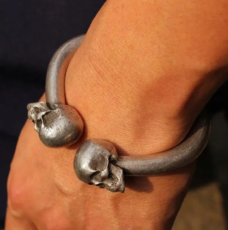

2026 Designer Black Skeleton Bone Bracelet, Personalized and Handsome Bracelet, High End, Men's Dominance Bracelet, Handpiece