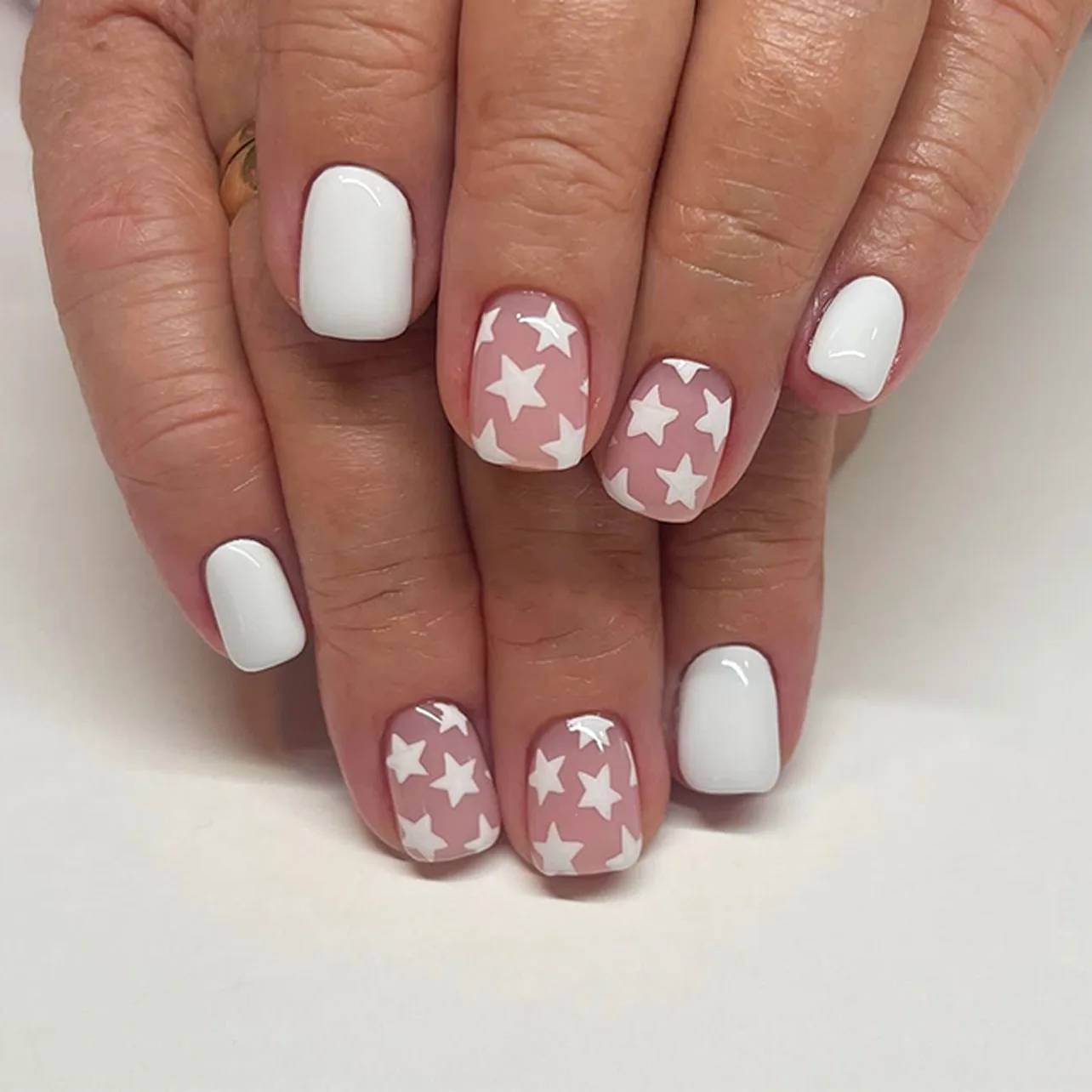 

24PCS Press on Simple White Solid Color Short Square Fake Nail with Star Pattern Detachable Fake Nail with Jelly Glue Tools