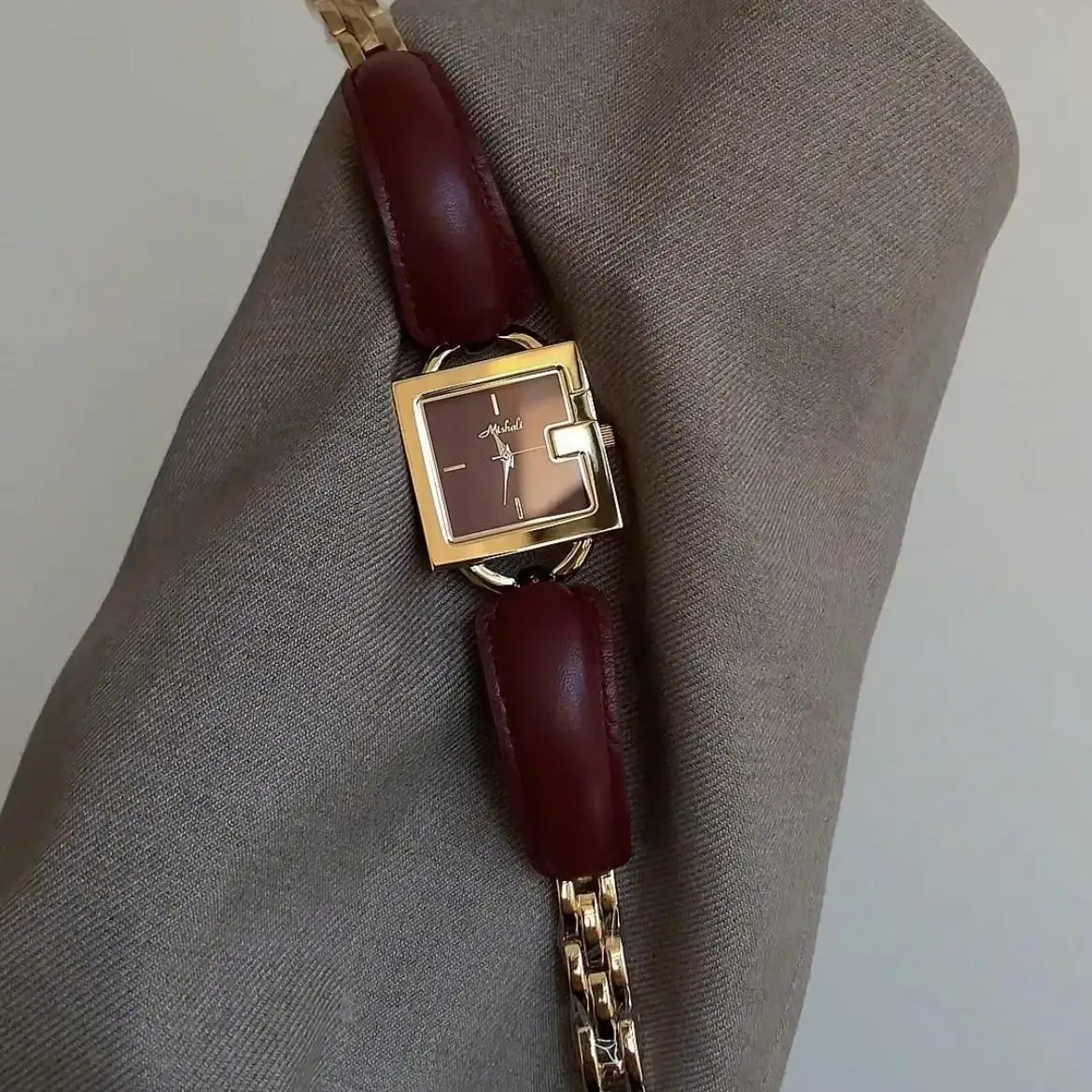 Elegant ladies watch Red square large dial design bracelet watch light luxury high-end personality ladies watch Women's series