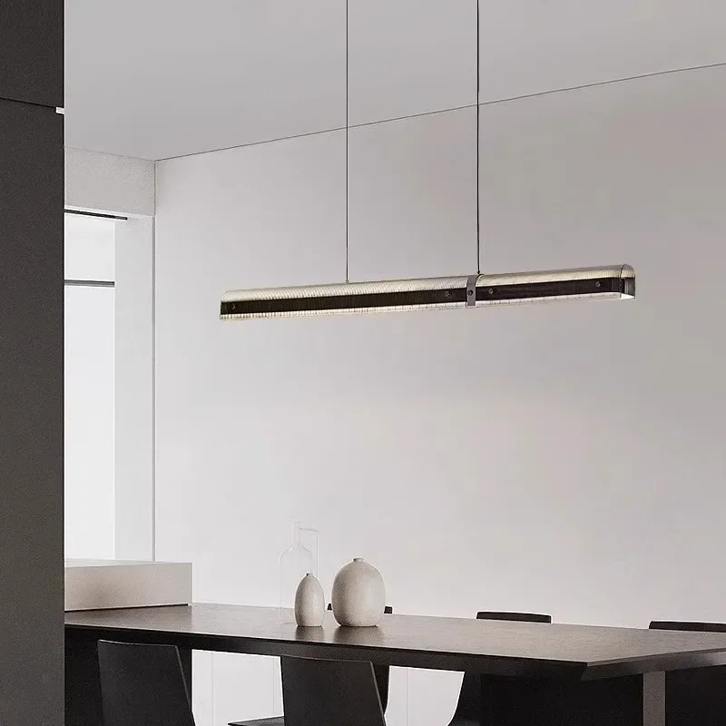 一言で言うと、イタリア製の長方形ダイニングテーブル用シャンデリア、ライトラグジュアリー、ミニマリスト、モデルルーム、展示ホール、ホテルのフロントデスクに最適です。