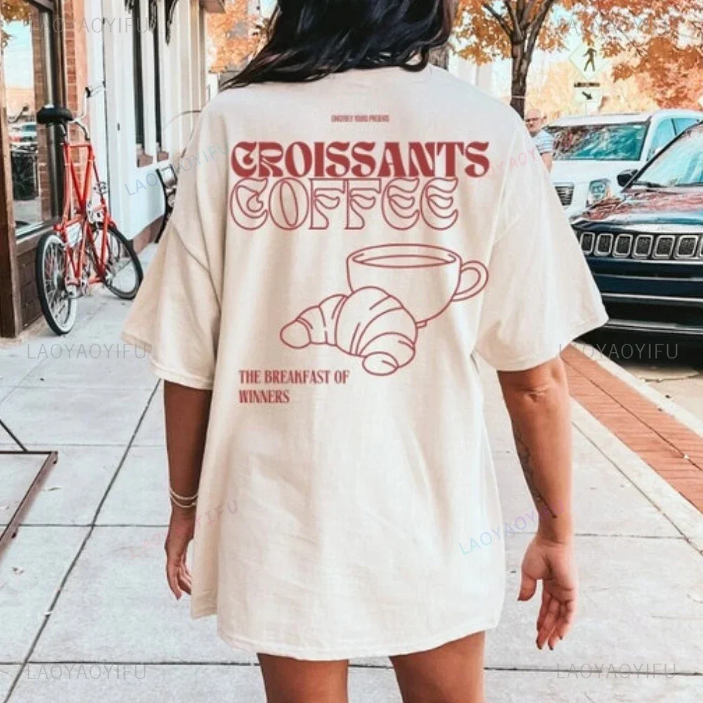 Retro Coffee Croissants Tee para Estudantes, O Café da Manhã dos Vencedores, Tee Retro para o Amante do Café da Manhã, Camisa de Algodão, Presente Alimentar, Tee Gráfico Anos 90