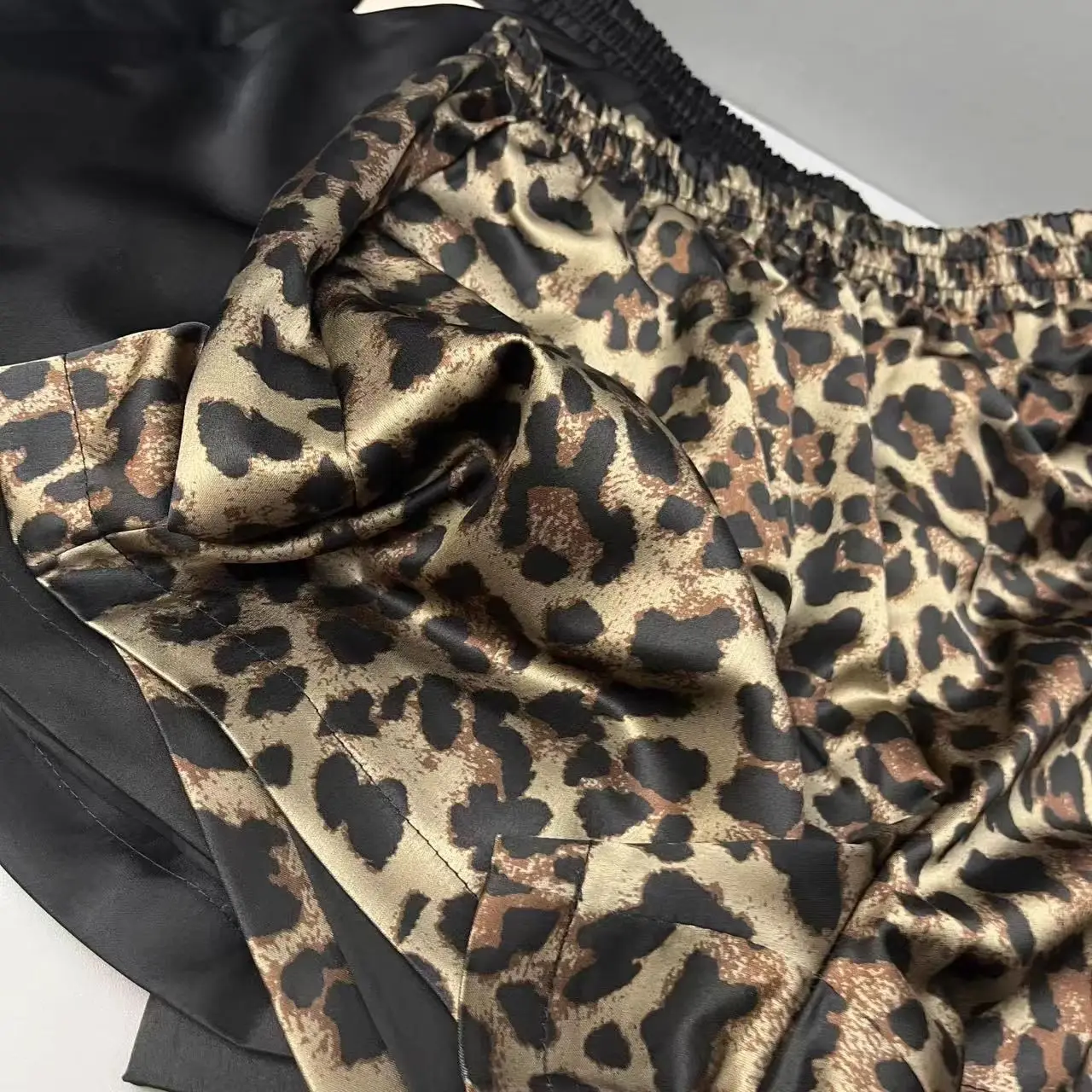 Shorts casuais soltos de cintura alta com estampa de leopardo Calças femininas de cetim em forma de A com pernas largas