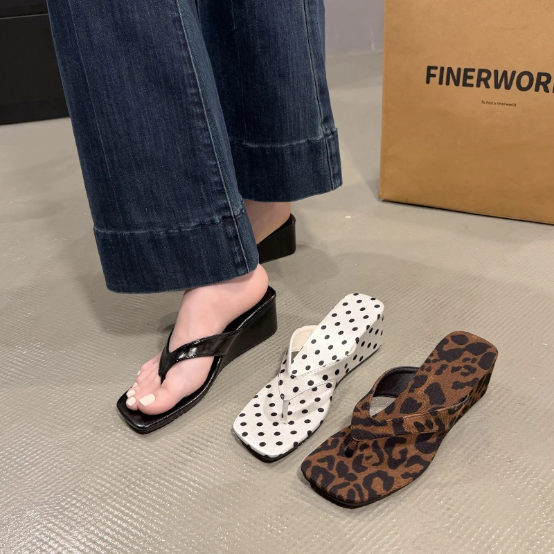 

2026 Summer Women Wedge Heel Flip Flops Polka Dot Leopard Print Clip Toe Slide Casual Outdoor Vacation Dress Ladies Slippers