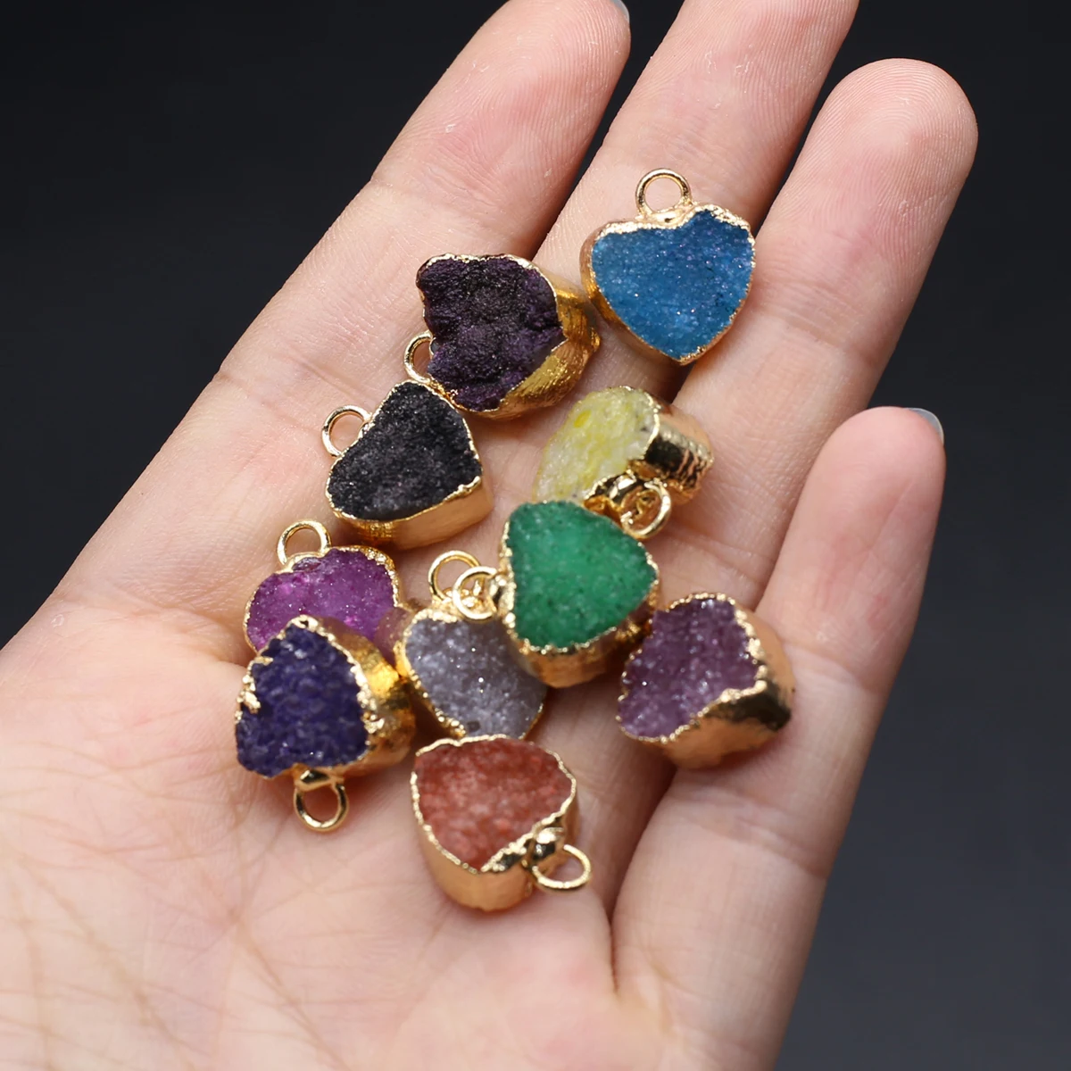 2 stücke Mini herzförmige Naturstein zufällige Farbe Charme Anhänger DIY Ohrringe Halskette machen Schmuck Accessoires Geschenk