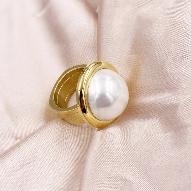 2024 New Fashion Design Round White Shell Big Size Pearl Rings for Women Girls Party Dinner Luxury Birthday Gift Vintage Jewelry