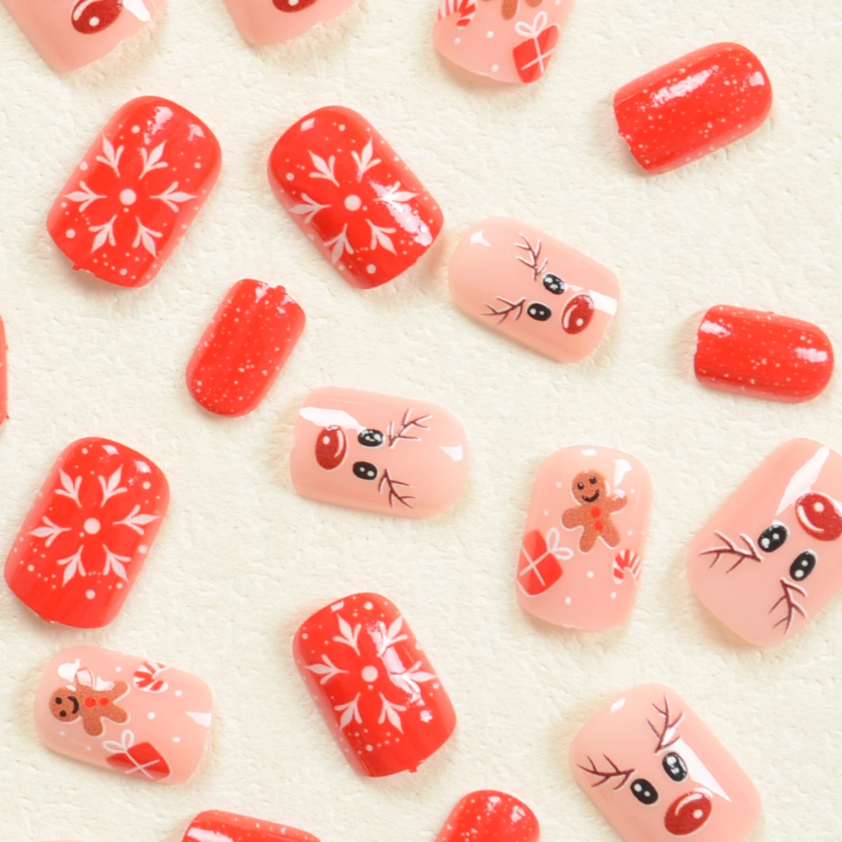 

24pcs Short Oval Press-On Nail Art Set, Christmas Series Cute Cartoon Gingerbread Man, Reindeer, Snowman, Snowflake Patterns