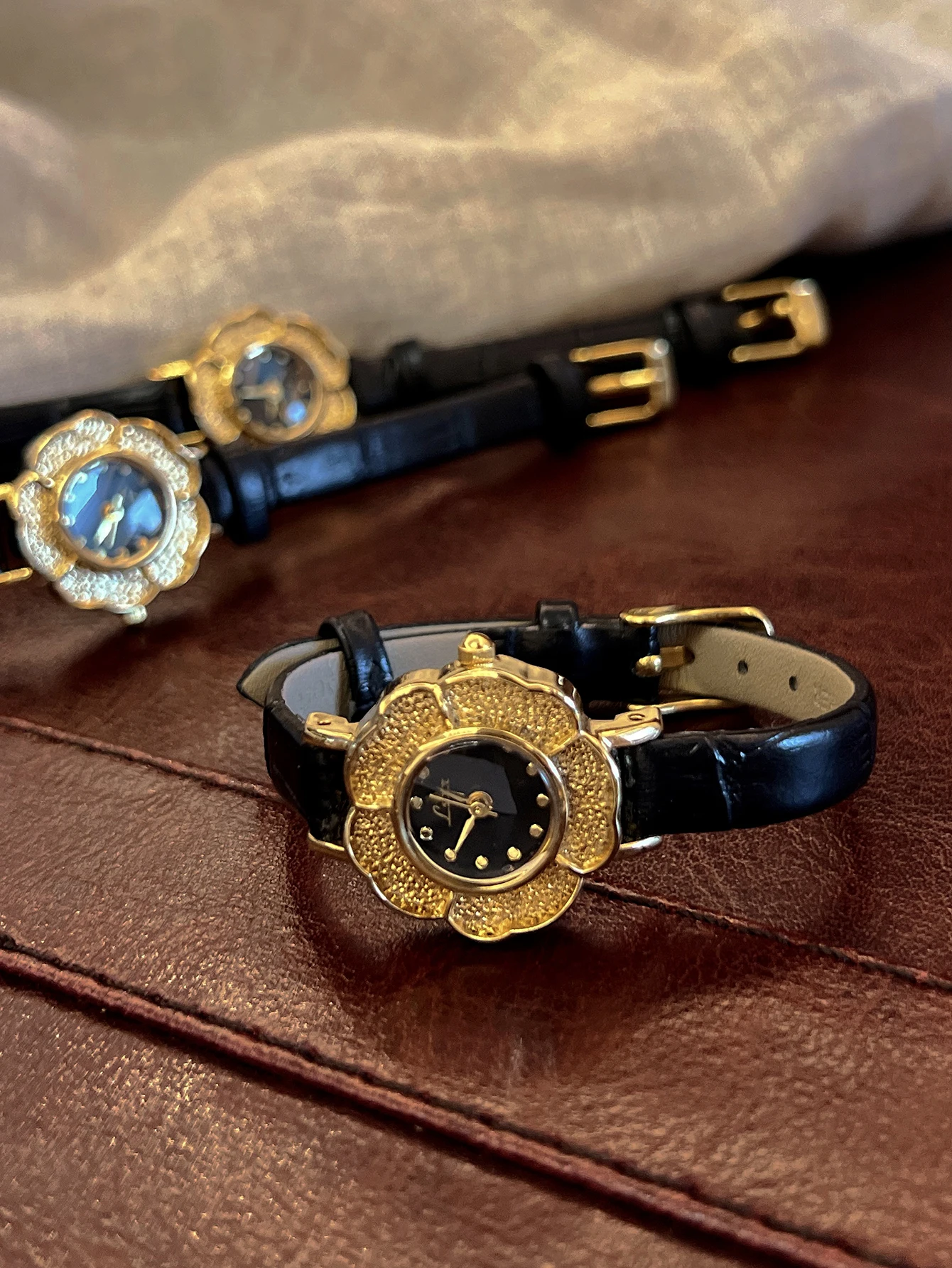 1 Piece of New French-Style Retro Camellia Flower Gold Small Dial Women\'s Watch, Fashionable, Simple, Luxurious, Elegant, Compact, Waterproof,