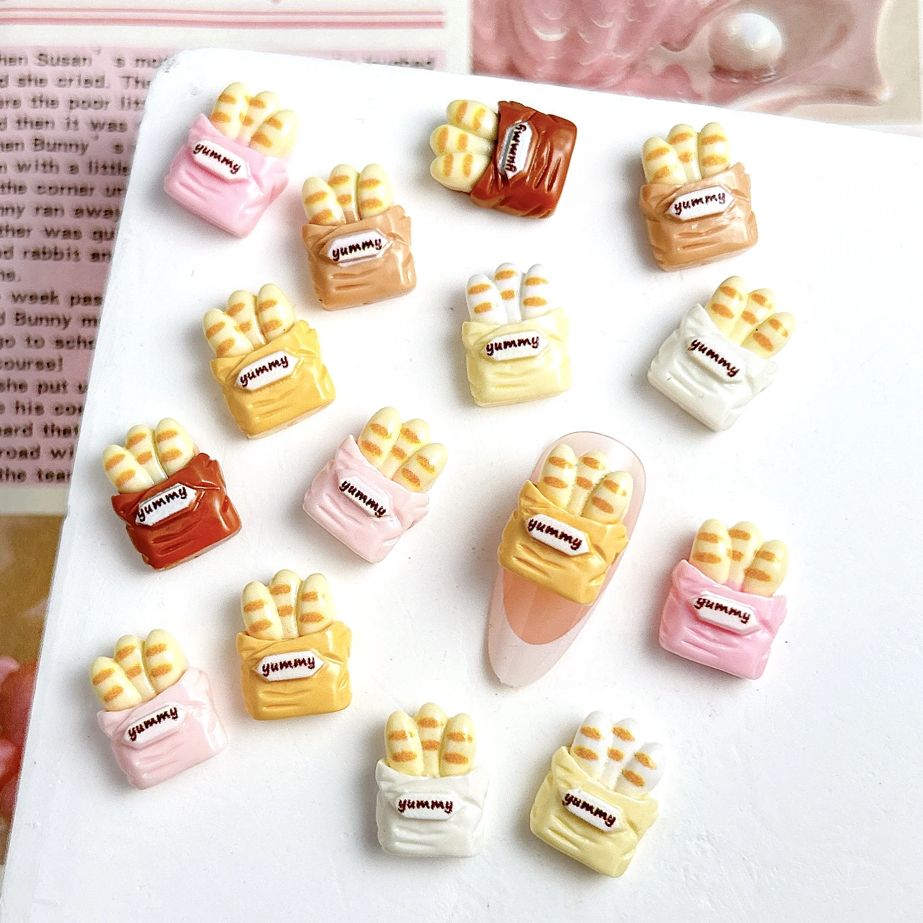 30PCS Kreative Bunte Brot Harz Nail art Charms 3D Simulierte Stick Dessert Serie Nagel Dekorationen für DIY Maniküre Handwerk