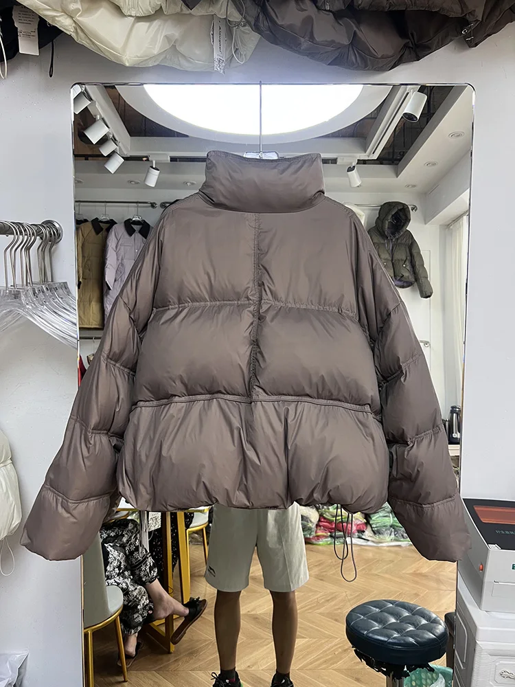 النسخة الكورية عالية الجودة بطة بيضاء أسفل الياقة الدائمة سترة المرأة شتاء 2025 فضفاض برشام الخبز سترة قصيرة نمط