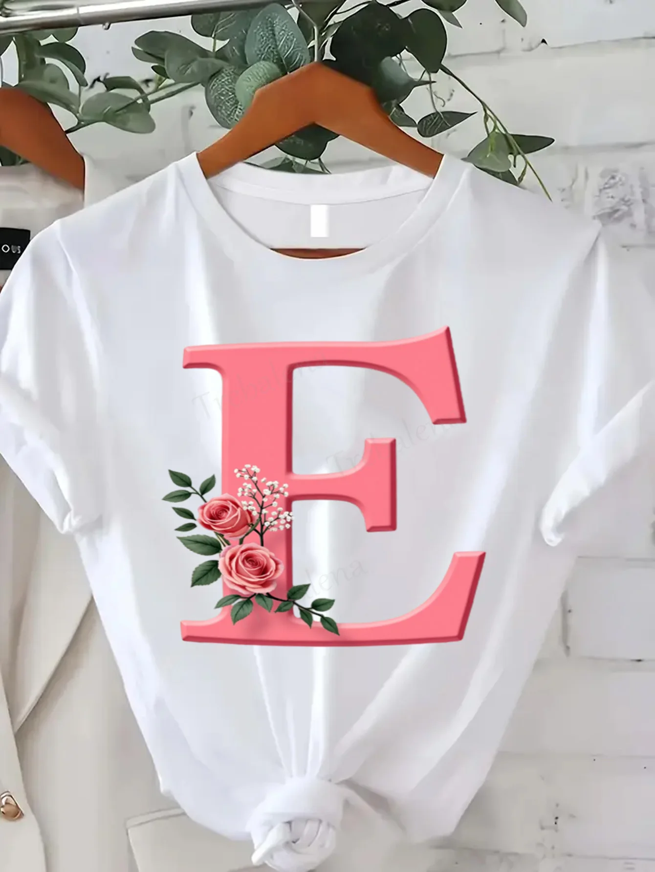 تي شيرت نسائي مريح مطبوع عليه زهور وردية اللون مطبوع عليه حرف E تي شيرت نسائي كاجوال