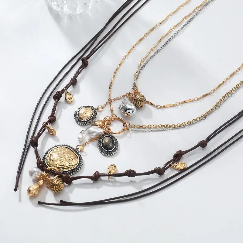 قلادة احتفالية بسلسلة حبل بوهيمية أنيقة للنساء؛ إكسسوار شارة معدنية مستديرة للعملات المعدنية.