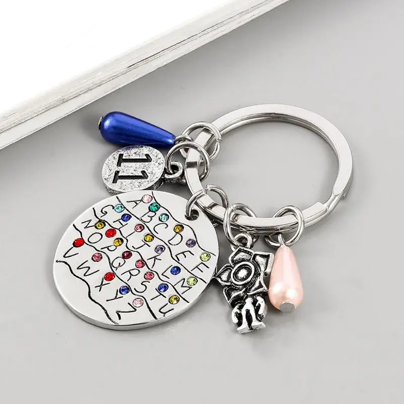 Accesorio para llave de coche DIY, regalo, llavero con letras del alfabeto inglés del programa de televisión Stranger Things, para mujeres y hombres, colgante colorido plateado para mochila