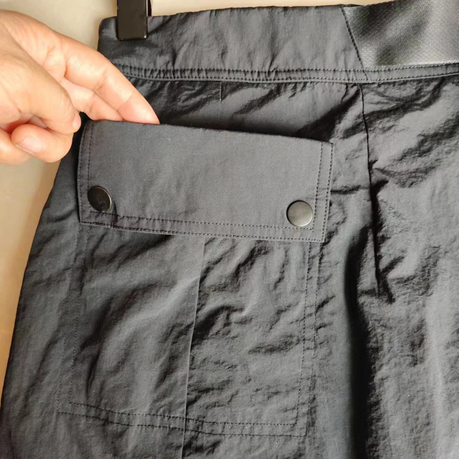 Damen High-Waist A-Linien-Shortsrock mit verstellbarem Gürtel, Seitentaschen & Schlitz am Saum – Schwarzes, vielseitiges Outfit für die legere Bürodame – Detail 22