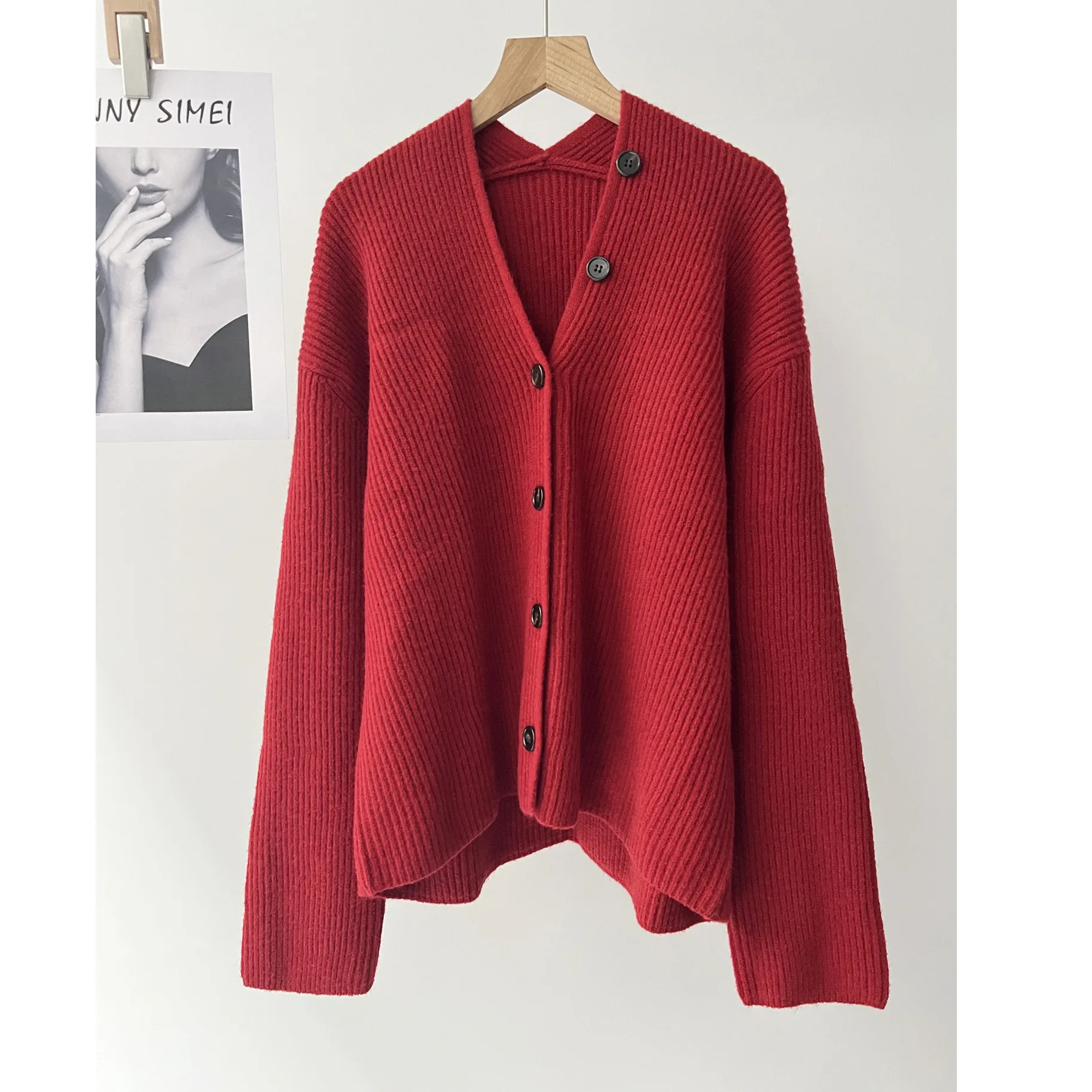 

Женский красный свободный вязаный кардиган из мягкой восковой шерсти с v-образным вырезом, осень/зима 16a-2276