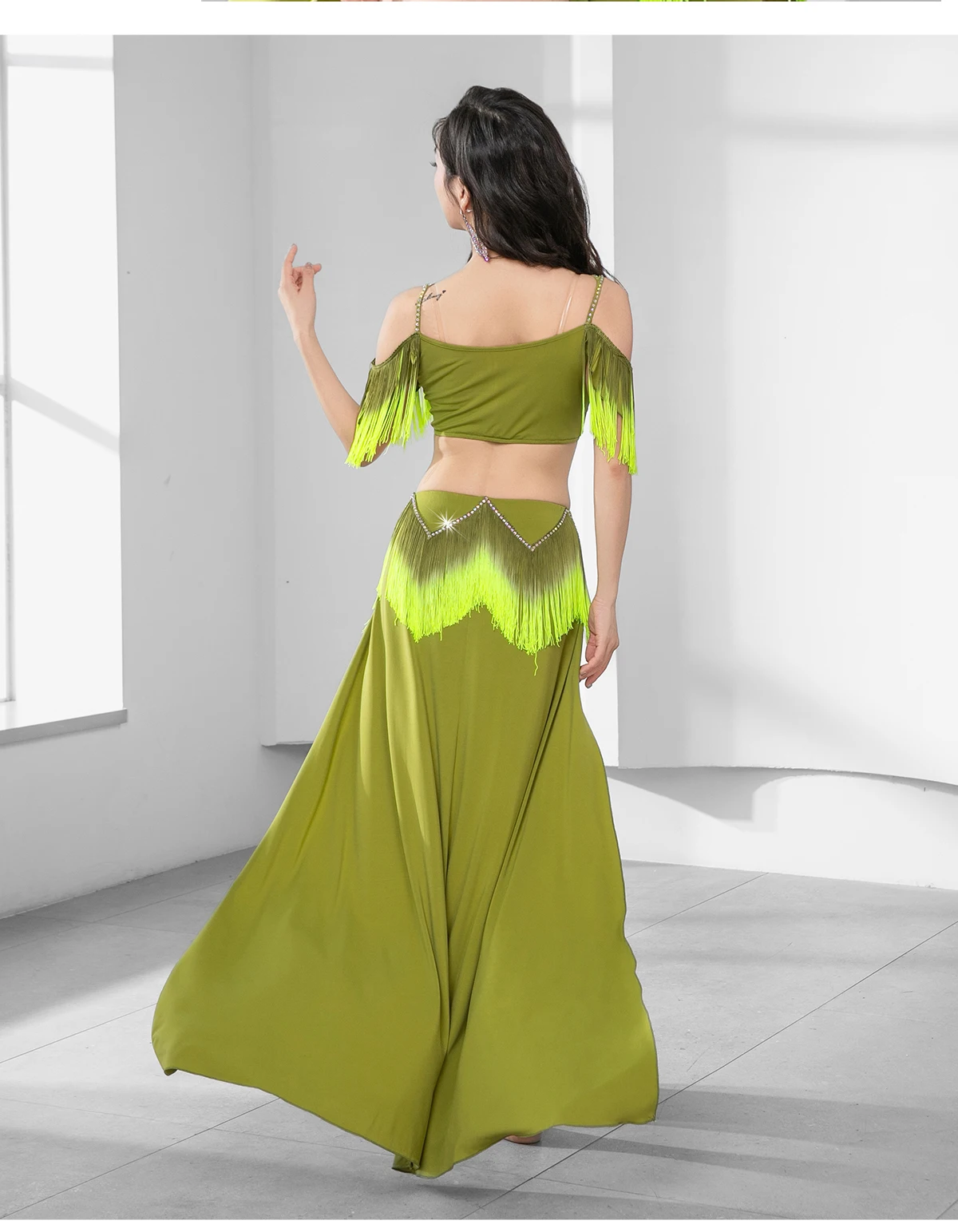 Costume da gruppo di stoffa per squadra di danza del ventre Set da allenamento per ragazze Colori a contrasto Frange Gonna lunga Shimmy Elegante abito da danza orientale