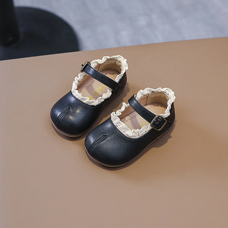 Sepatu kulit untuk anak perempuan, sepatu velkro renda tunggal ujung terbelah, sepatu dasar lembut gaya putri mode baru musim gugur 2024