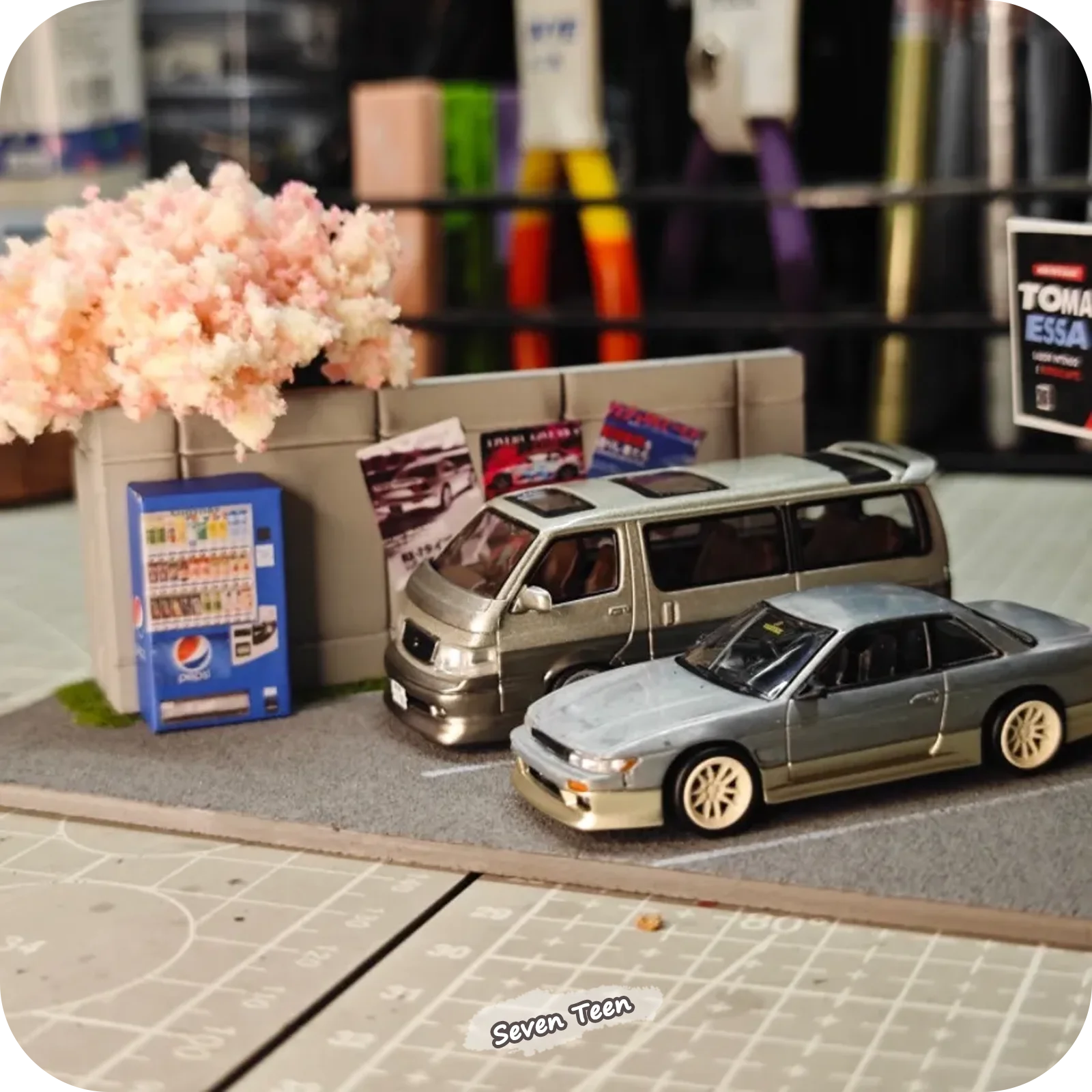 1:64 Car Model Simple Scene 10×15cm Desk Decoration Handmade Japanese Style Street Photography Enthusiast Collectible Gift
