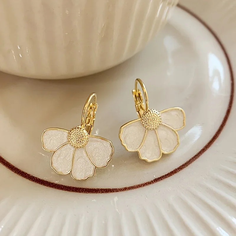 

Elegant White Enamel Petal Pendant Earrings for Women Fashion Statement Flower Drop Earring Jewelry Accessories Girls