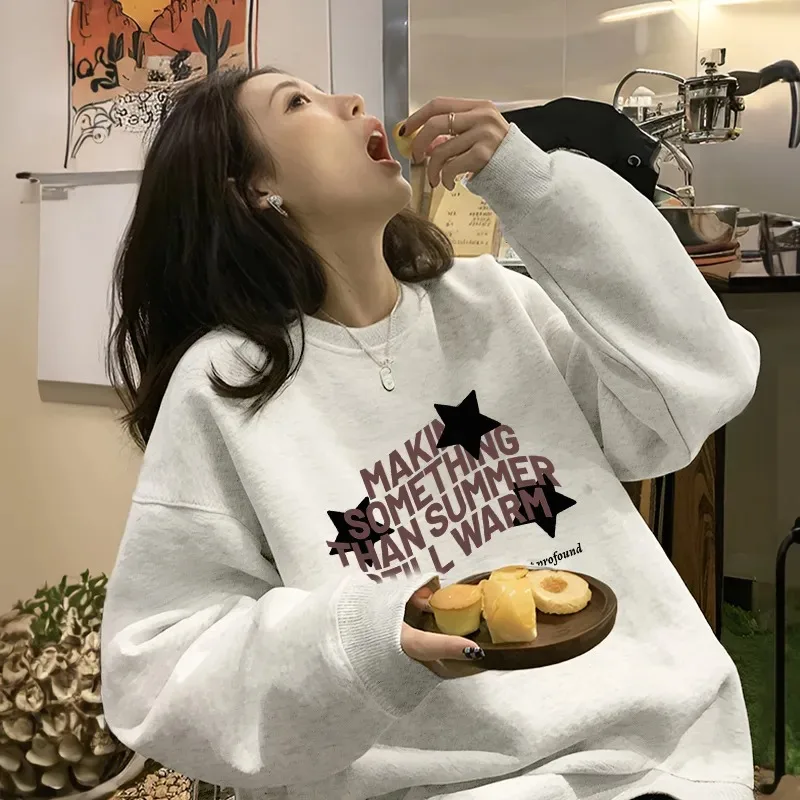 เสื้อสเวตเชิ้ตสีดำสไตล์อเมริกันสำหรับผู้หญิง สไตล์เกาหลี ใส่ได้ทั้งฤดูใบไม้ร่วงและฤดูหนาว ผ้ากำมะหยี่คุณภาพสูง คอทรงกลม