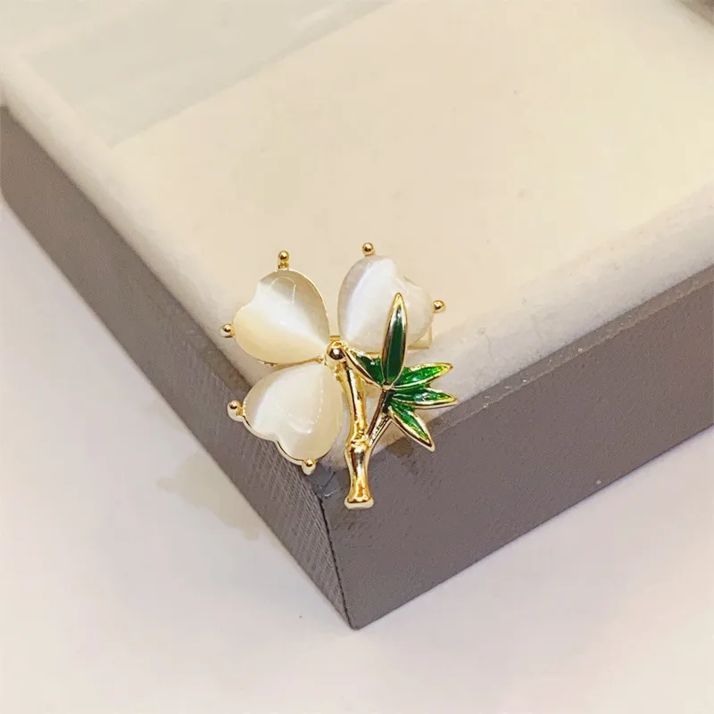 Chinese Style Auspicious Lucky Bamboo Clover Women Brooch Elegant Cat Eye Lapel Pin Luxury Apparel Accessory Blessing Clip Gift