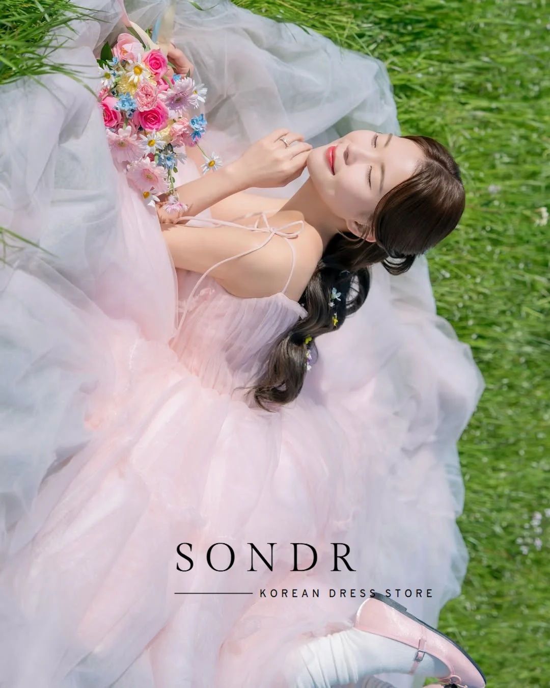 ชุดแต่งงานสีชมพูอ่อนแบบผ้าทูลล์นุ่มสไตล์เกาหลี ยี่ห้อ Sondr สำหรับถ่ายภาพ พร้อมระบายจีบ สายเดี่ยว สำหรับงานปาร์ตี้ งานราตรี งานพรอม