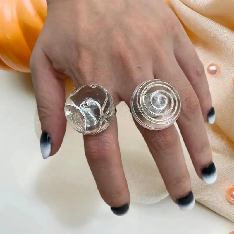 حلقات مفتوحة على شكل زهرة حدوة حصان شفافة لالتقاط الصور الفوتوغرافية للأظافر في الاستوديو، عرض مكياج ملون لجل الأظافر