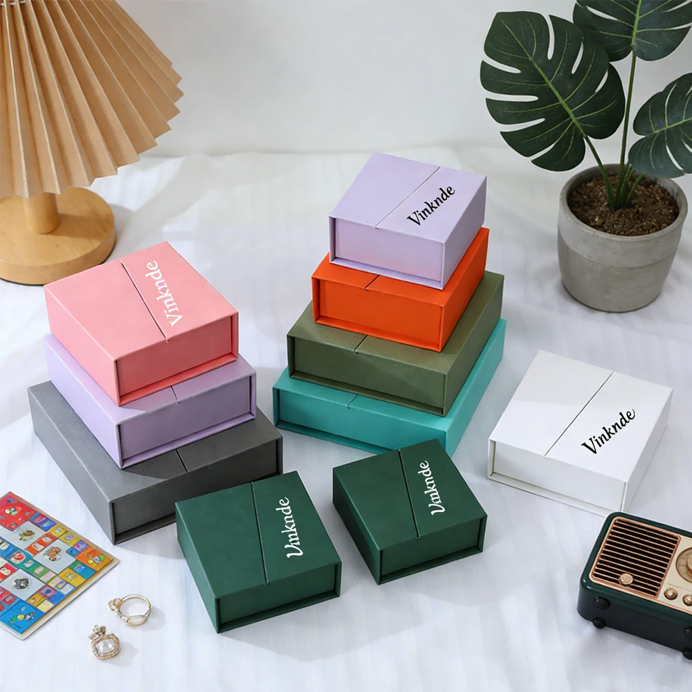 

Персонализированная магнитная коробка для украшений 9x9x3.2см, портативная упаковка для ювелирных изделий, картонные подарочные коробки для ожерелий и серег с возможностью нанесения логотипа.