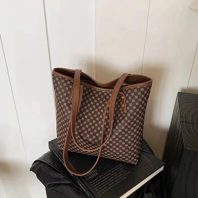 

Large Capacity Commuter Women's Tote Bag Single Shoulder Trendy Quality Polyester Lining Versatile Use Square Shape Bag