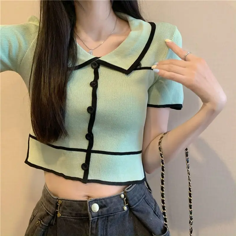 เสื้อยืดแขนสั้นผู้หญิงฤดูร้อน 2025 ออกแบบใหม่ความรู้สึกโปโลคอปลอมเสื้อสเวตเตอร์ถักไหล่ขวาเสื้อยืดสั้นถักด้านบน