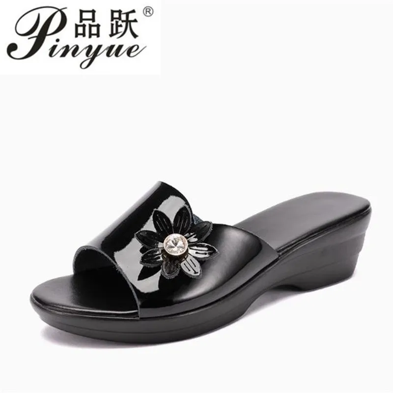 

Женские тапочки дермы, сандалии на подошве для женщин, пикантные сабо на высоком каблуке, сабо, черные сандалии на танкетке с открытым цветком, обувь 35-42