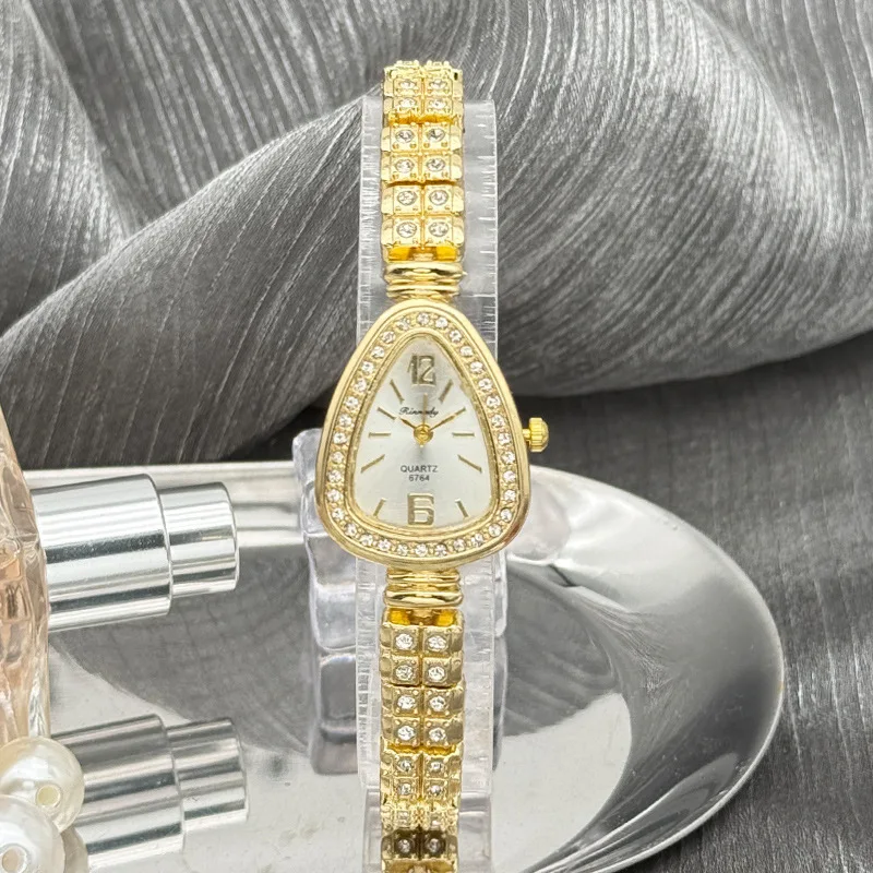 

Стильные часы-браслет в виде змеи, креативные нишевые часы с простым дизайном в виде змеиной головы, кварцевые часы с бриллиантами.