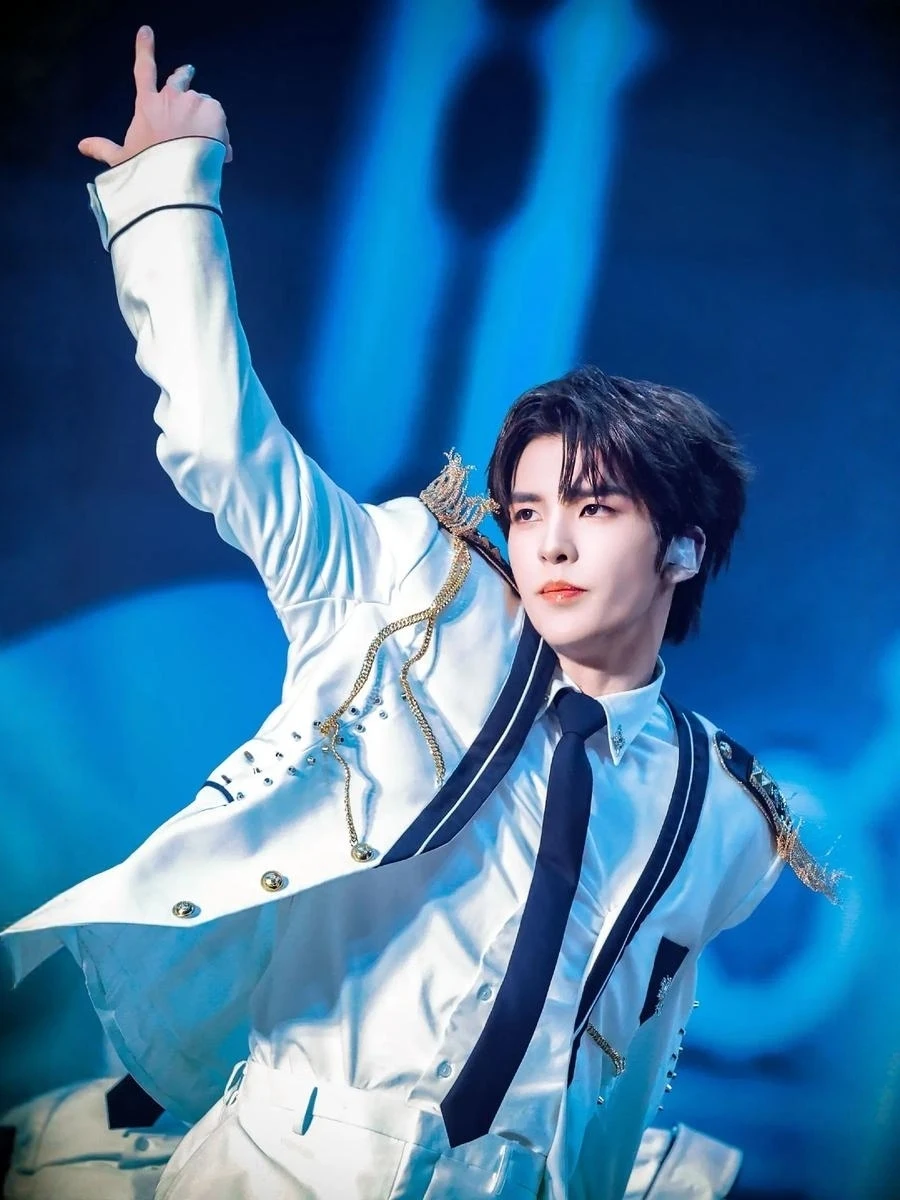 White Casual Men's Suit Stage Performance Outfit Metal Decorated Korean Style Jacket Dance Costume Polyester Viscose Blend