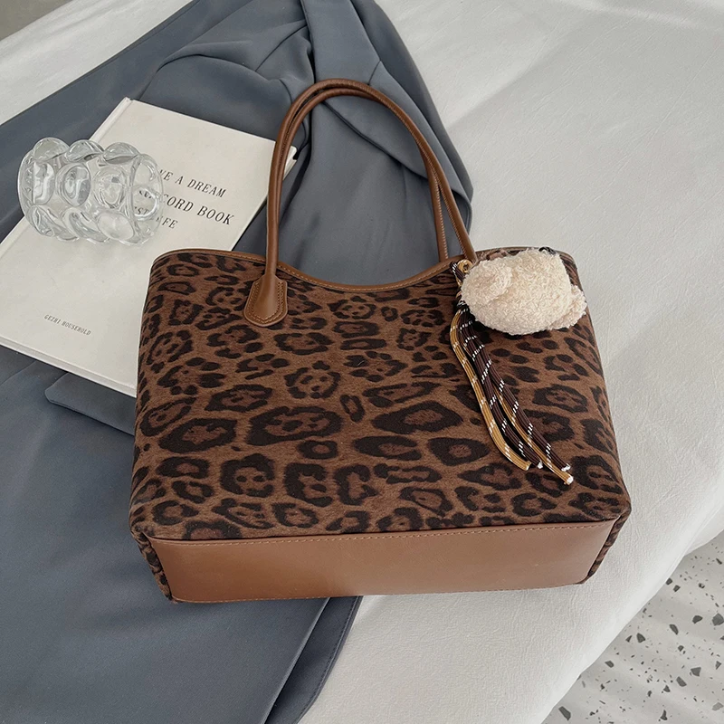 Y2K Retro Leopard Pattern Tote Bag Ladies Faux Suede Large Shoulder Bag with Cute Puppy Keychain for Daily Work & Travel Handbag