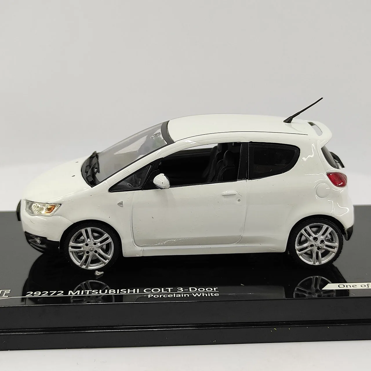 โมเดลรถเหล็กหล่อ VITESSE สเกล 1:43 รุ่น Mitsubishi COLT 3 ประตู สีขาวพอร์ซเลน พร้อมตำหนิบนพื้นผิว ของสะสม ของเล่น ของขวัญ