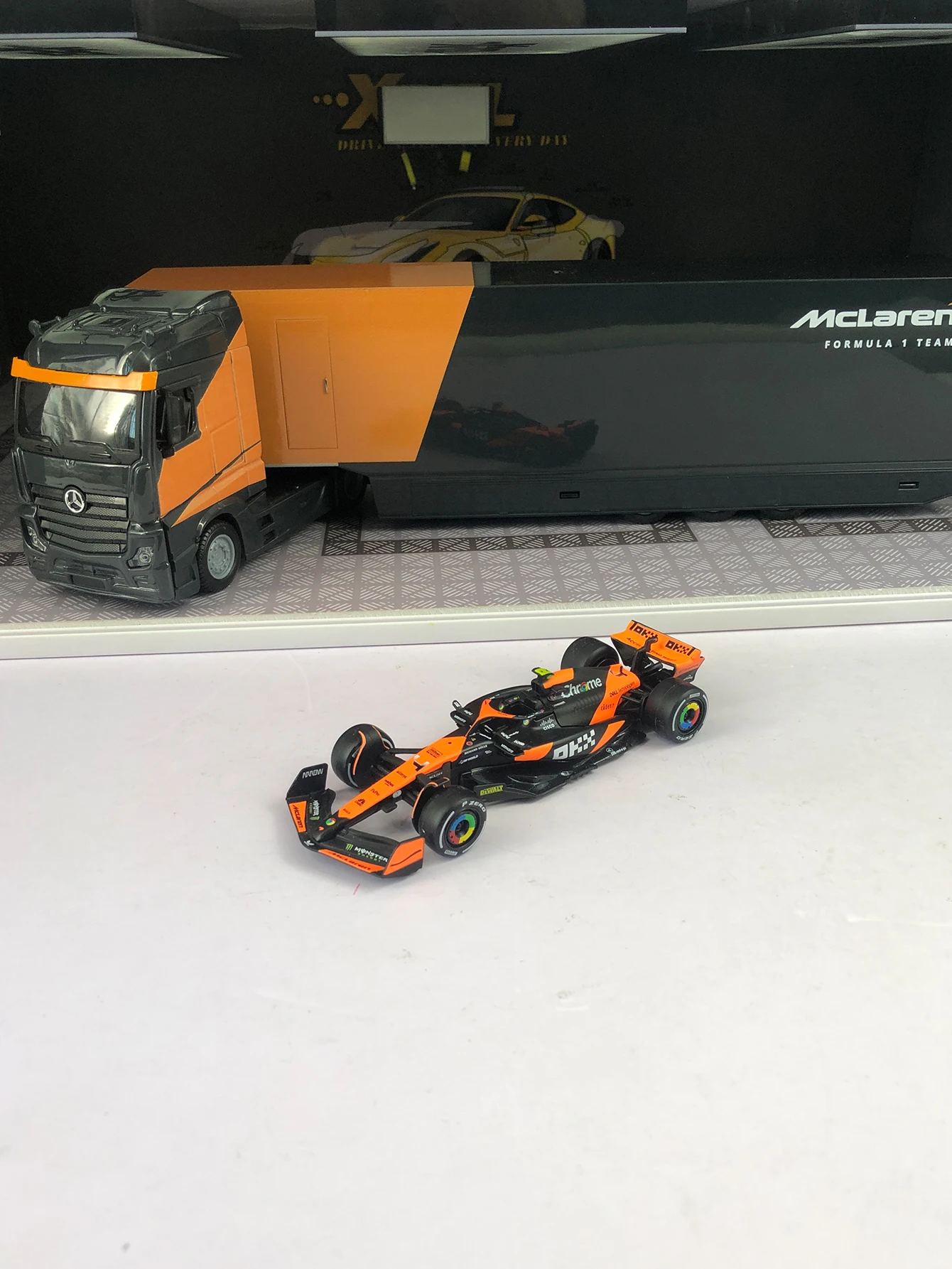 bburago-1-43-modellino-2024-mercedes-benz-actros-gigaspace-mclaren-mcl38-4-modellini-di-auto-decorazione-statica-auto-da-collezione-come-regalo