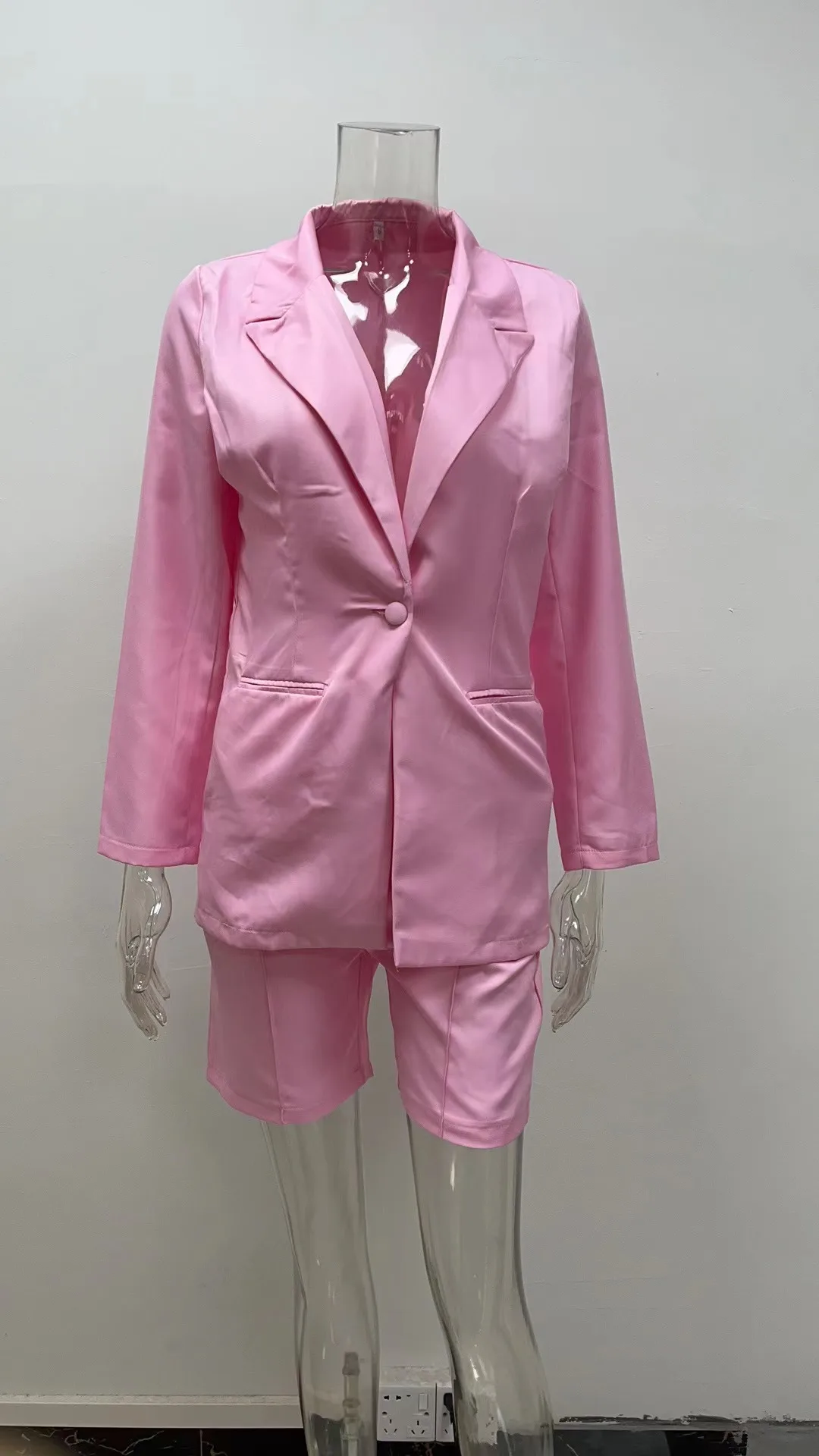 Spring and Autumn Minimalist Style Solid Color Long Sleeved Suit Jacket Fashionable Casual Shorts Set