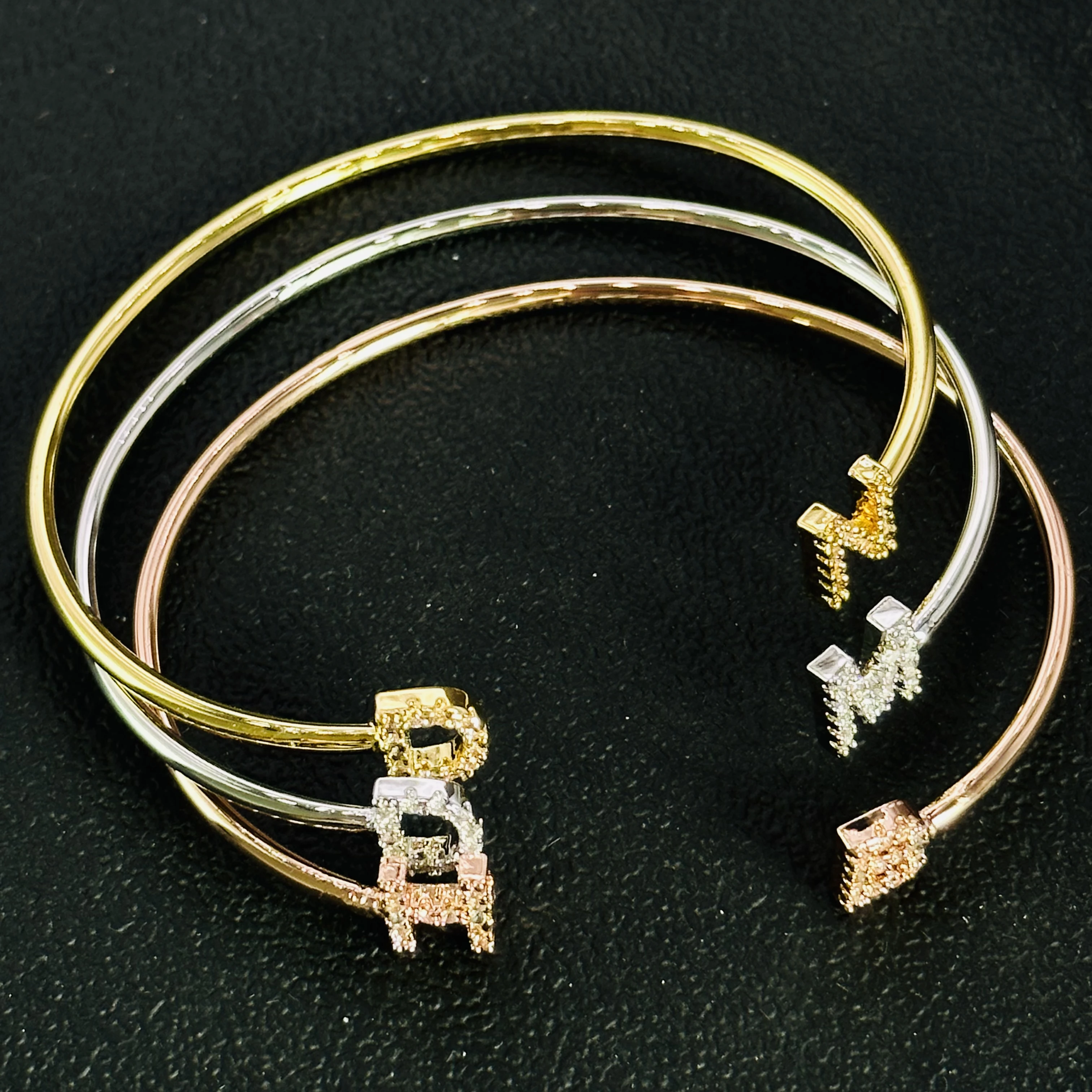 Pulsera personalizada de acero inoxidable para mujer, brazalete de Zirconia con inicial de pavé, joyería