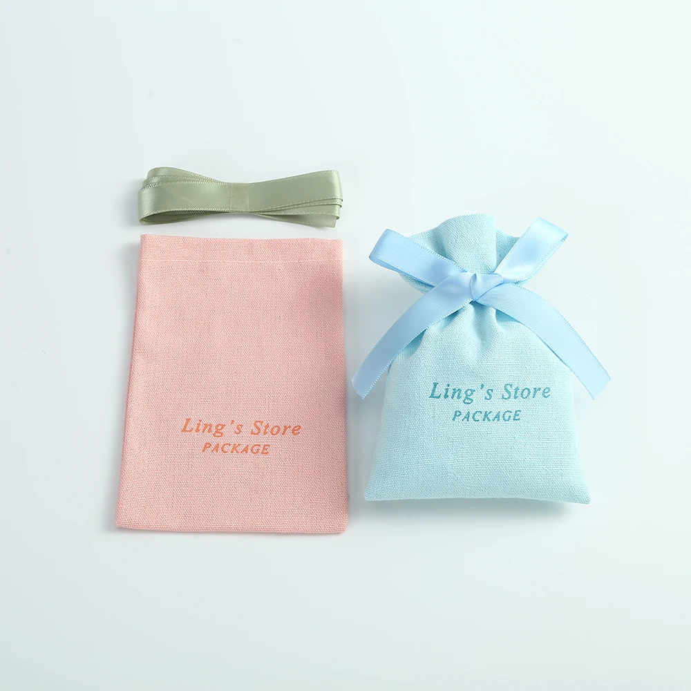 50 Uds. Bolsa de algodón de muselina con logotipo personalizado, joyería rosa, blanca, azul y púrpura, con cinta DIY, embalaje de regalo, bolsas de almacenamiento para boda