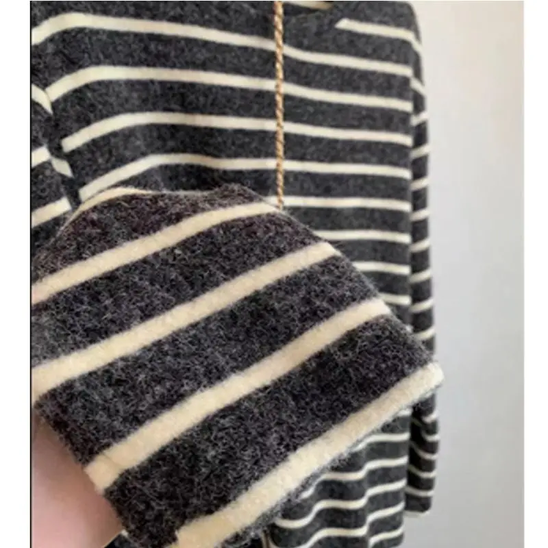 Luźna, długa koszulka T-shirt w stylu koreańskim, casualowa, w paski, męska i damska, na wiosnę i jesień, wygodna, wyszczuplająca, jako warstwa bazowa.