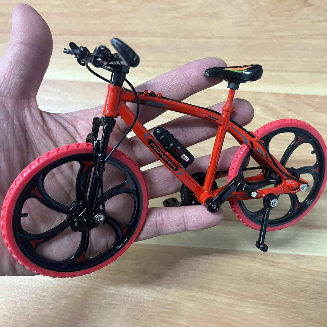 1:8 Mini Model Legering Fiets Diecast Rood En Zwart Vinger Mountain Metal Kleurrijke Fiets Simulatie Collectie Geschenken Speelgoed Voor Jongens