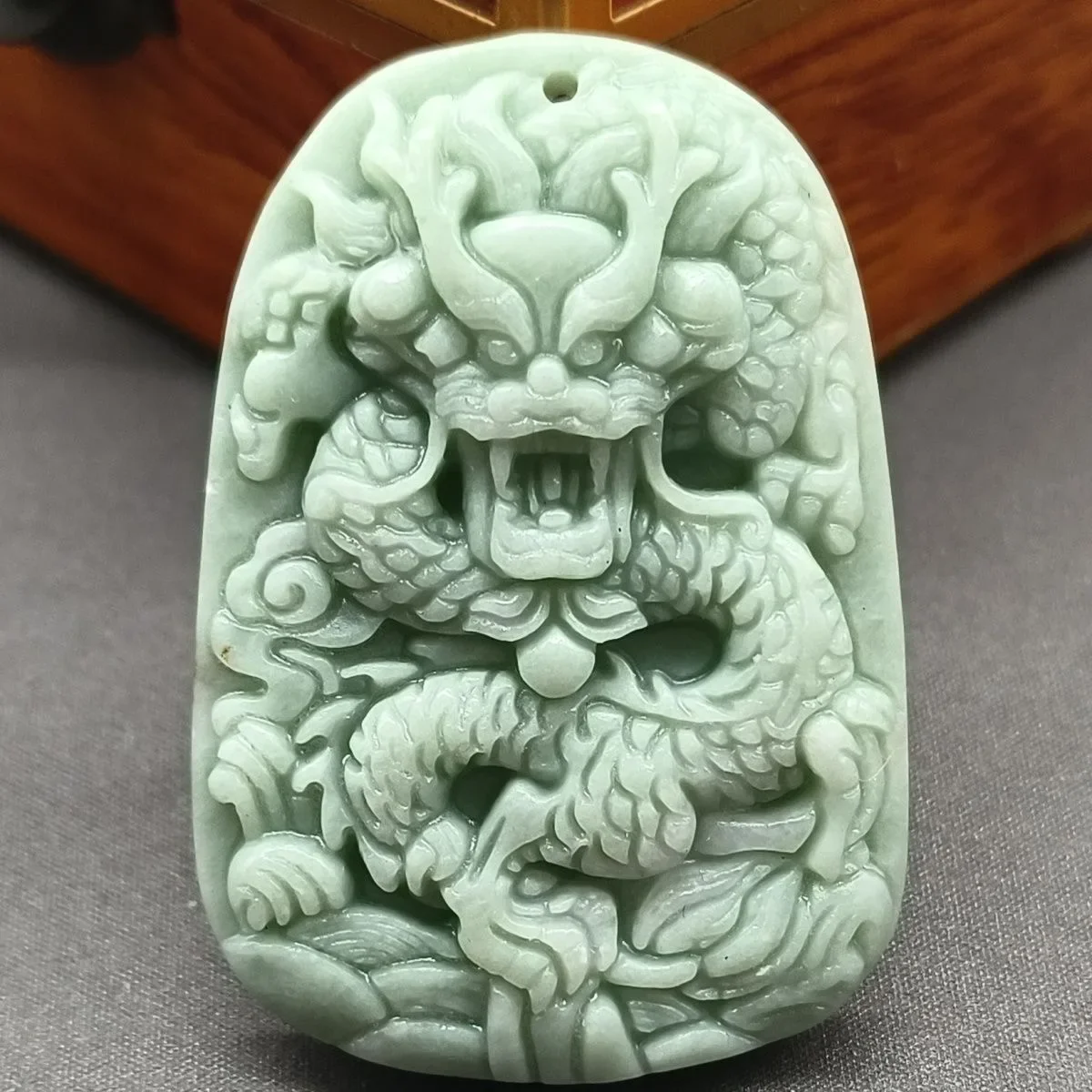 Naturalna biel jadeitowy wisiorek w kształcie smoka naszyjnik biżuteria dwustronnie rzeźbiony Amulet moda chińskie prezenty kobiety mężczyźni sweter łańcuszek
