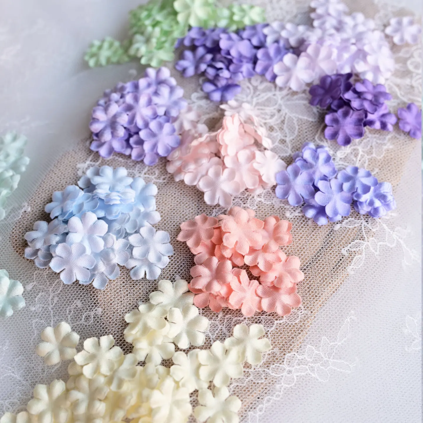 3D-Heißpräge-Satin-Plissiermaschine, Schneide- und Heißschneidezubehör, Kleidung, Kopfbedeckungen, Mini-Blütenblattmaterial – Detail 3