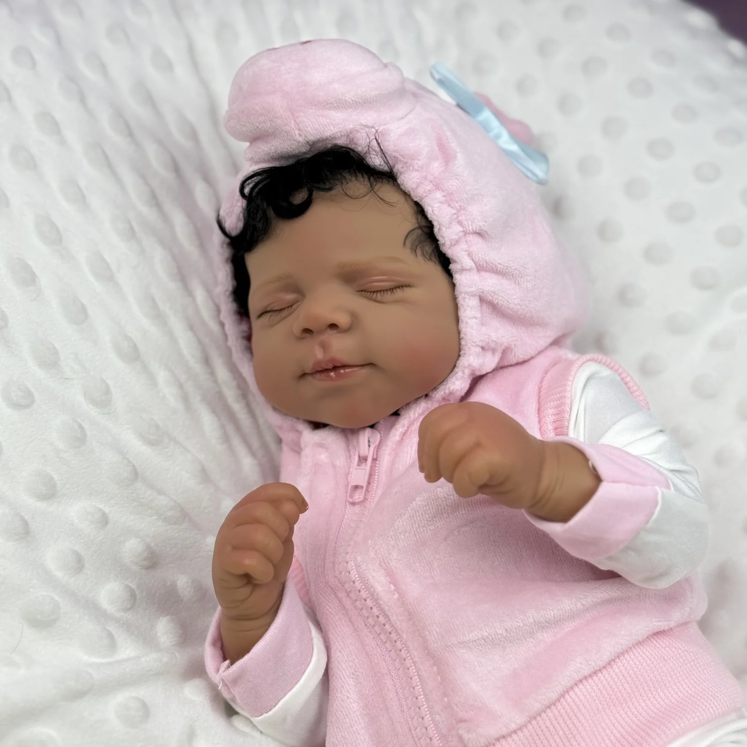 

48 СМ Asleep Reborn Черно-коричневая кожа Детская кукла Игрушка для девочек Виниловые конечности Тканевая кукла Реалистичная модная ручная работа Подарок на день рождения