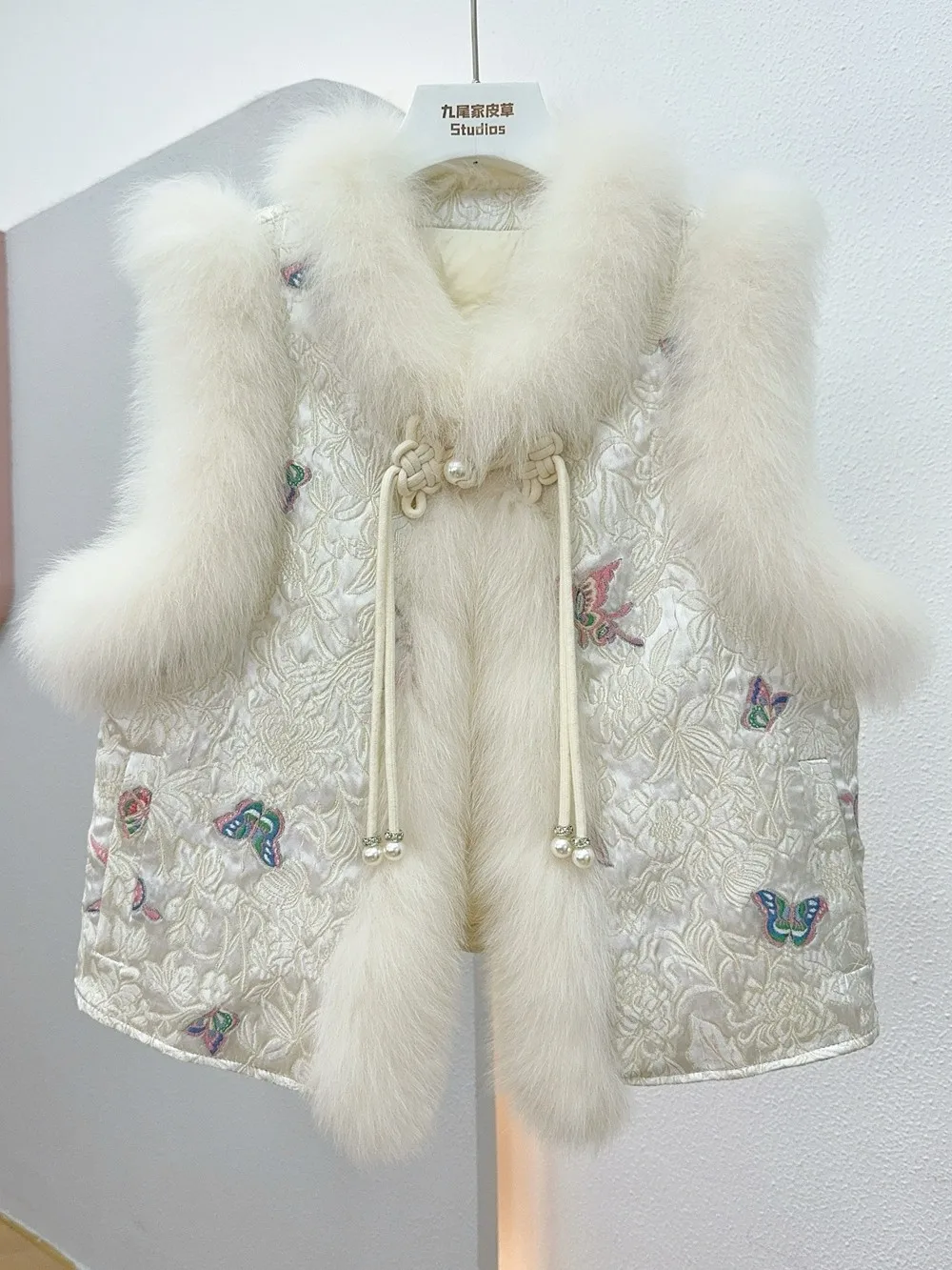 The new autumn/winter 2025 collection from Haining features a sweet and elegant short Chinese-style fox fur fur vest for young w
