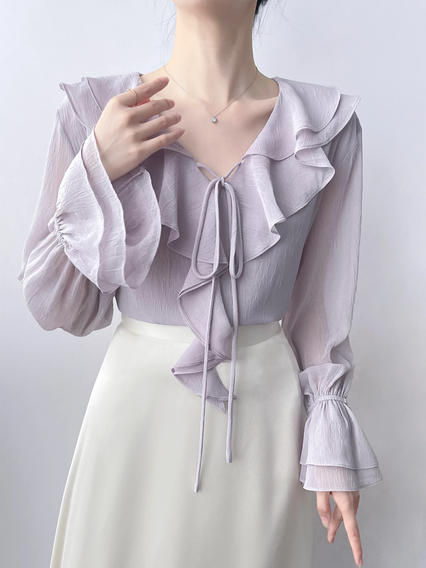 

Женская блузка в корейском стиле с V-образным вырезом, рукавами-колокол, фиолетовая, с длинными рукавами, из сетчатой ткани, с бантом и кружевной отделкой, для офиса, модная, фактурная