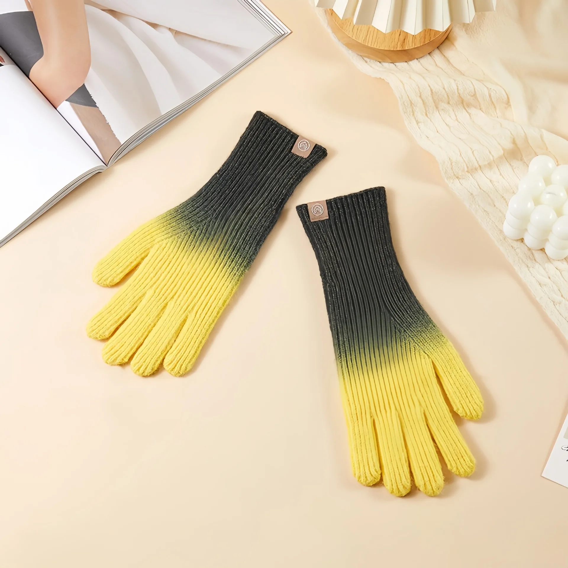 luvas-de-malha-sem-dedos-forradas-com-tecido-macio-e-quente-para-mulheres-e-estudantes-com-design-degrade-e-compativeis-com-ecras-tateis-ideais-para-o-inverno-e-para-o-uso-diario